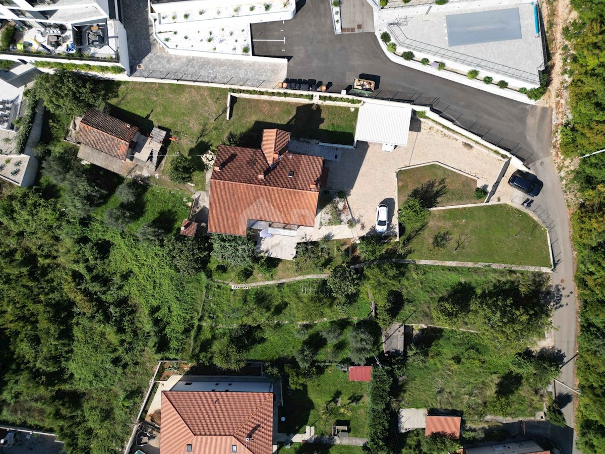 OPATIJA, CENTER - zemljišče 929m2 za vilo z bazenom z gradbenim dovoljenjem, center Opatije, panoramski pogled