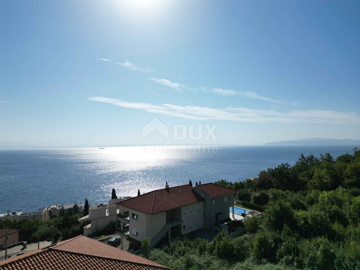 OPATIJA, CENTER - zemljišče 929m2 za vilo z bazenom z gradbenim dovoljenjem, center Opatije, panoramski pogled