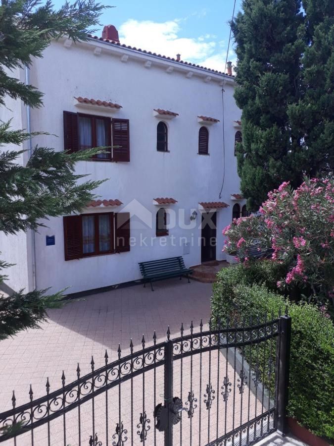 OTOK RAB, BARBAT - Vila s 5 apartmaji 250 m od morja