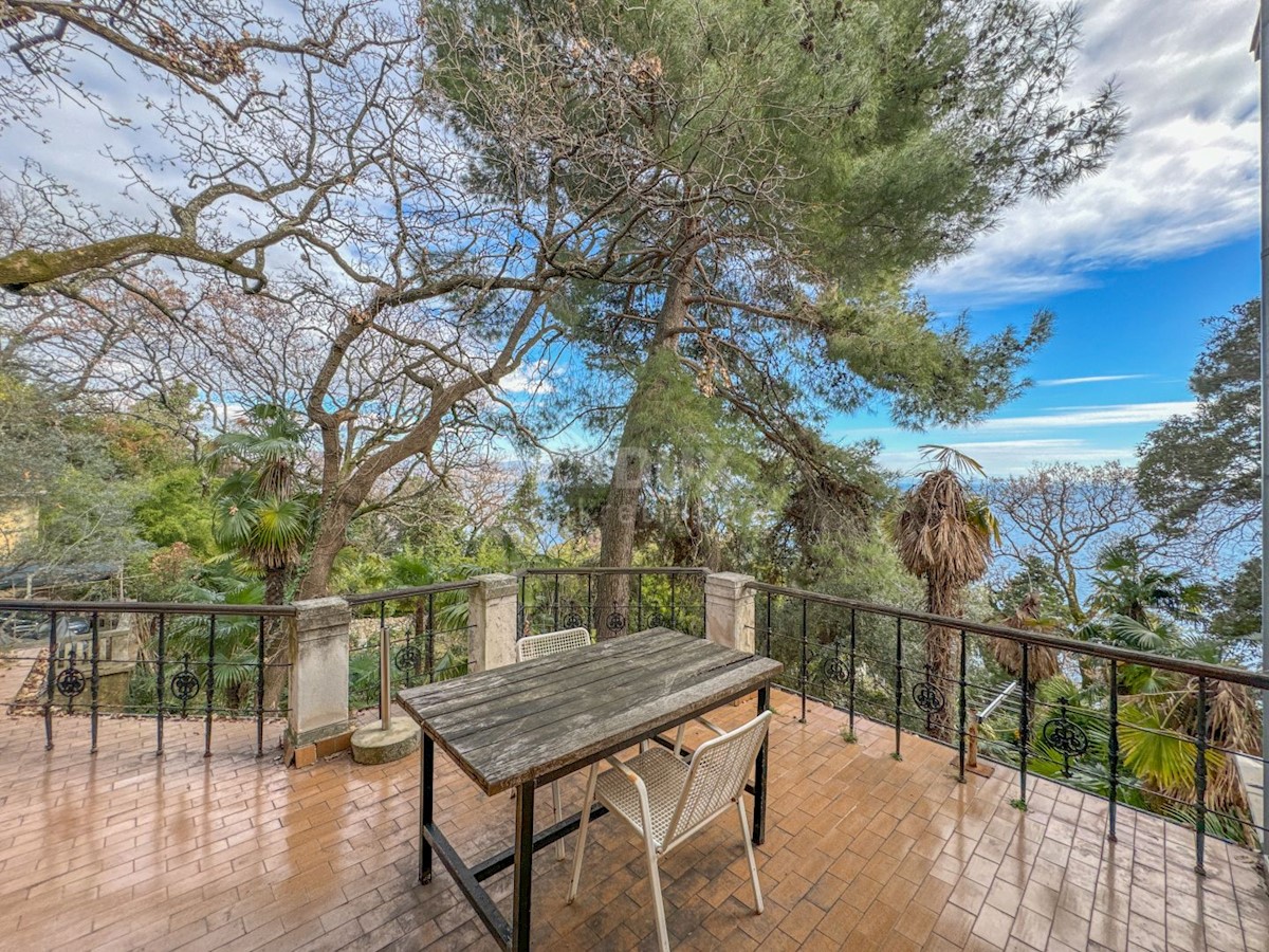 OPATIJA, CENTER - edinstvena zgodovinska vila 484m2, druga vrsta do morja