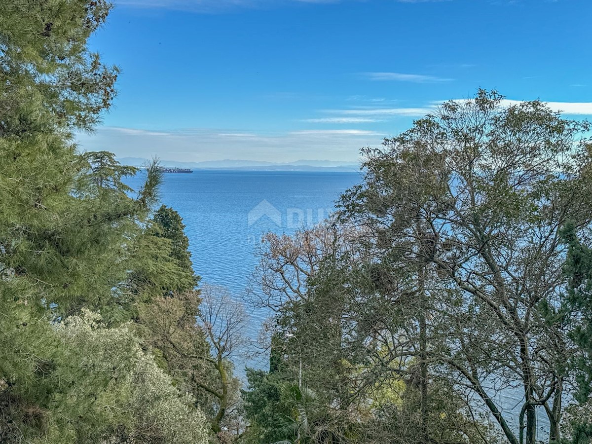 OPATIJA, CENTER - edinstvena zgodovinska vila 484m2, druga vrsta do morja