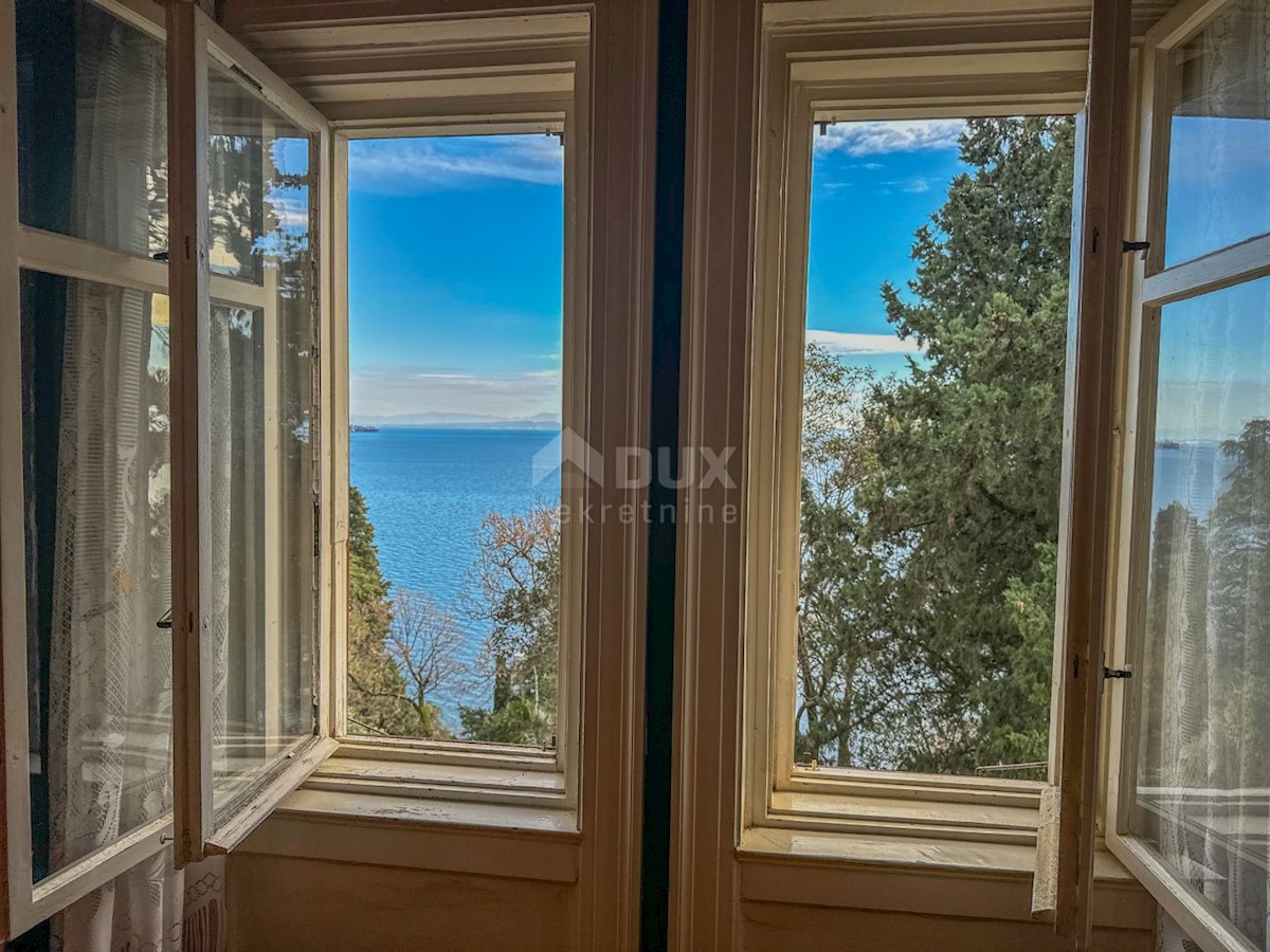 OPATIJA, CENTER - edinstvena zgodovinska vila 484m2, druga vrsta do morja