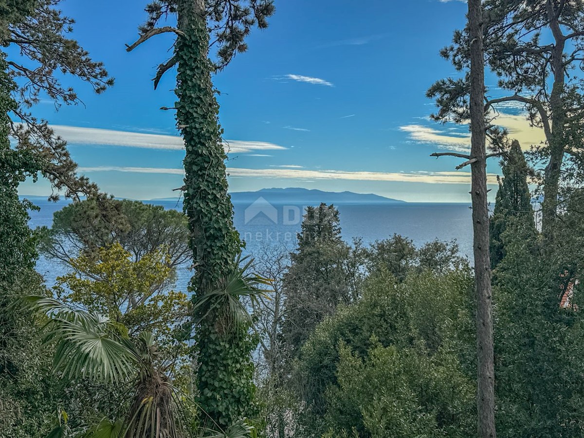 OPATIJA, CENTER - edinstvena zgodovinska vila 484m2, druga vrsta do morja