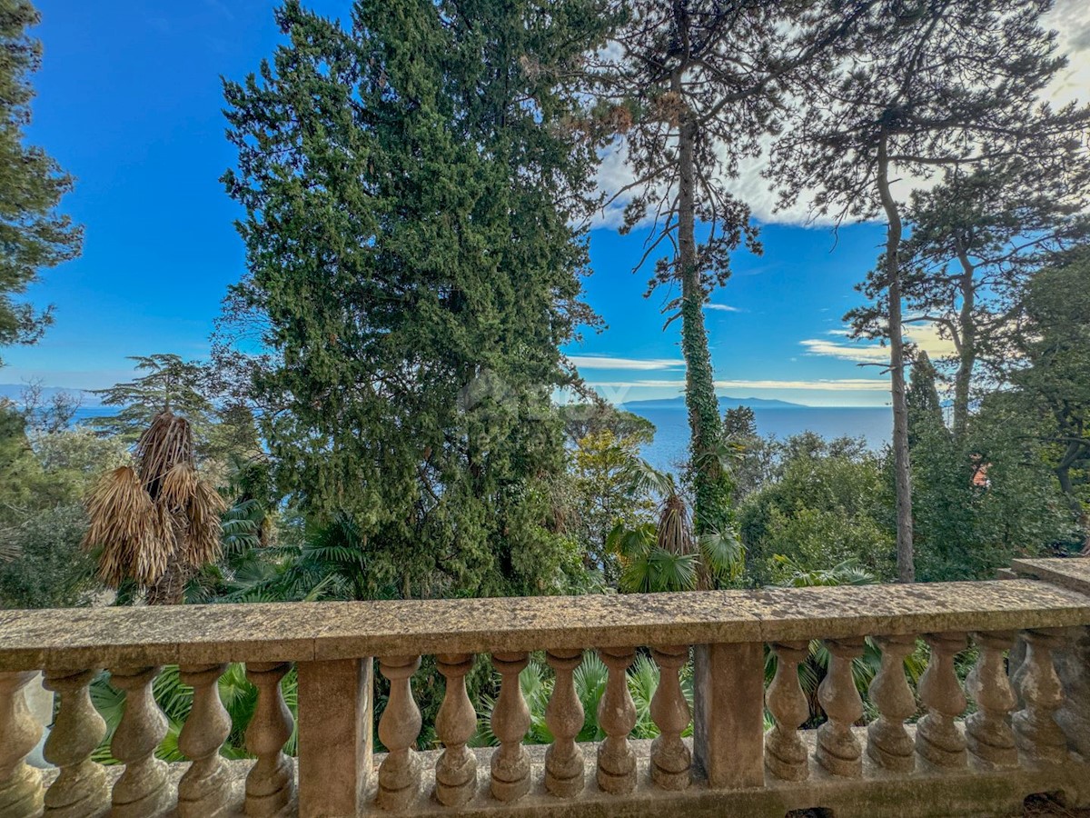 OPATIJA, CENTER - edinstvena zgodovinska vila 484m2, druga vrsta do morja