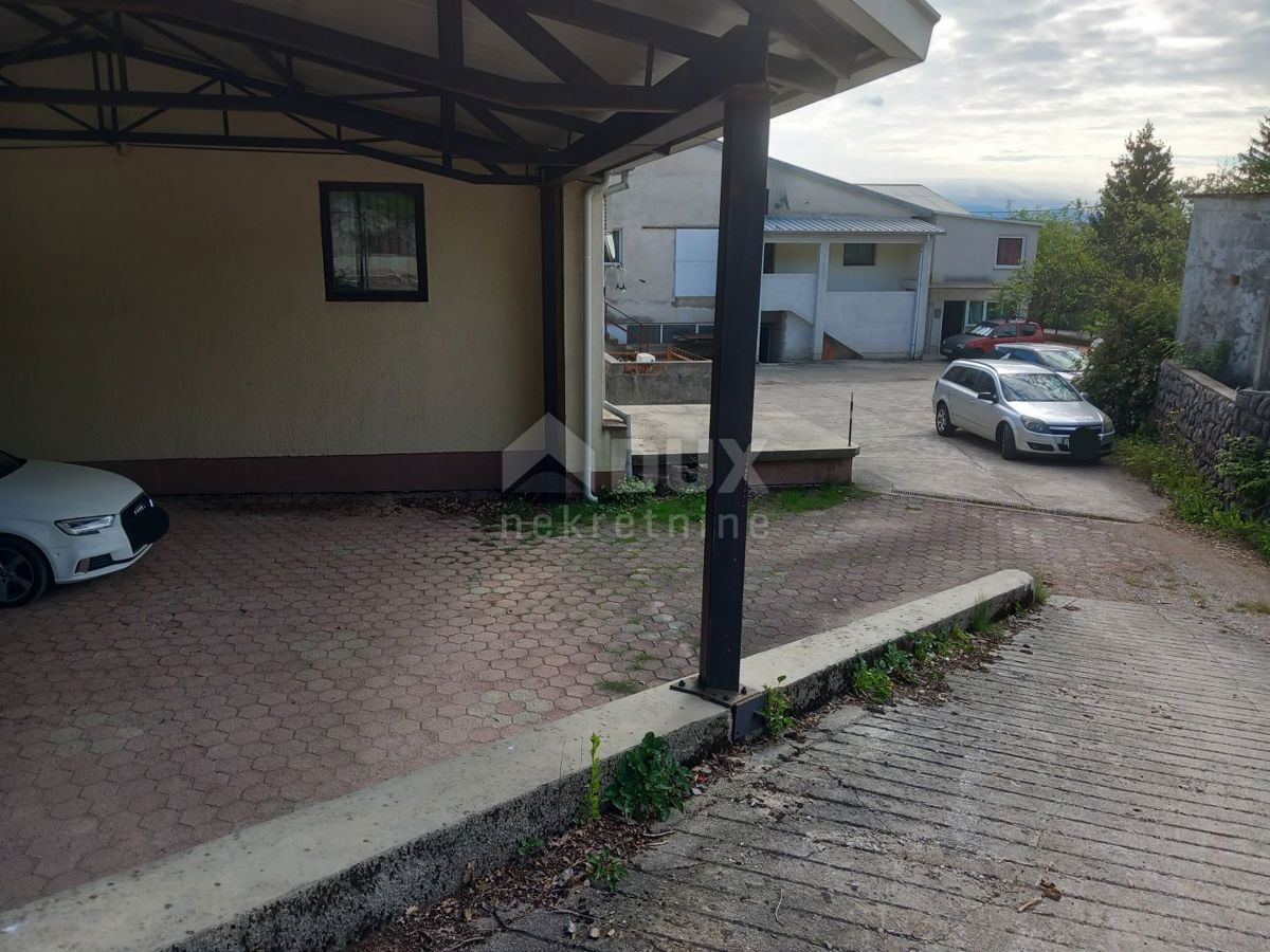 MATULJI - prodajno proizvodno skladiščni prostor 400m2 z dvoriščem 638m2