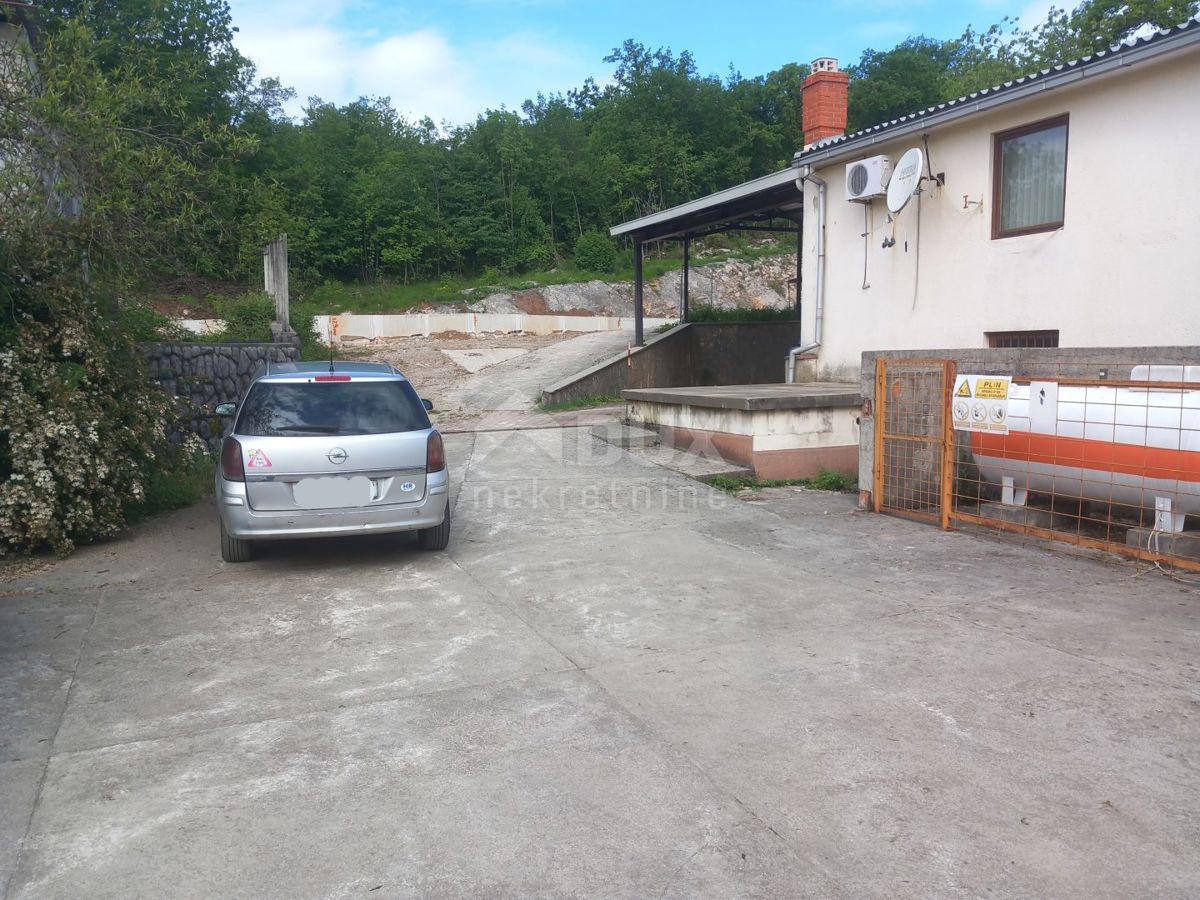 MATULJI - prodajno proizvodno skladiščni prostor 400m2 z dvoriščem 638m2