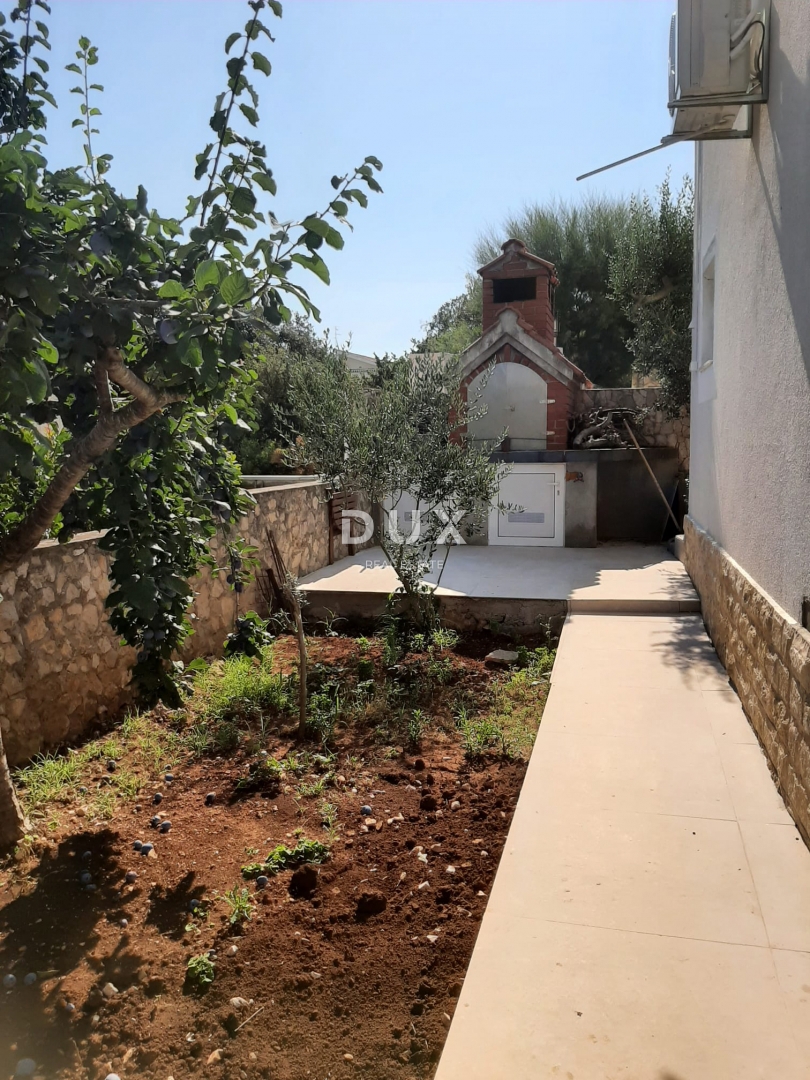 ROGOZNICA, KANICA - Čudovita hiša z bazenom v bližini morja