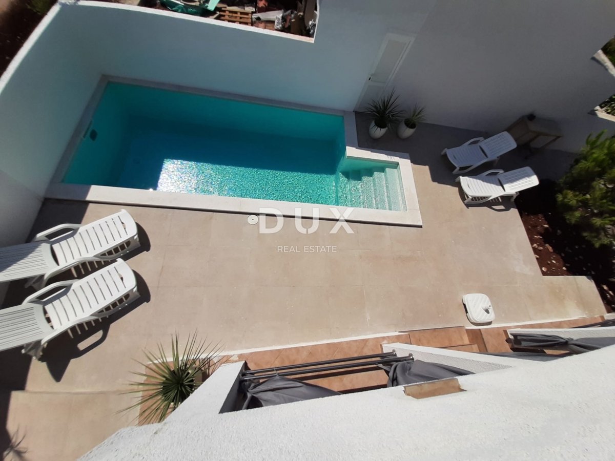 ROGOZNICA, KANICA - Čudovita hiša z bazenom v bližini morja