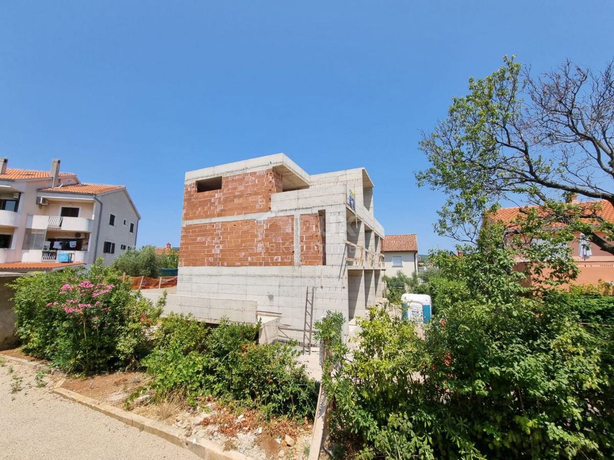 OTOK KRK, MESTO KRK - Trietažni apartma z garažo in pogledom na morje