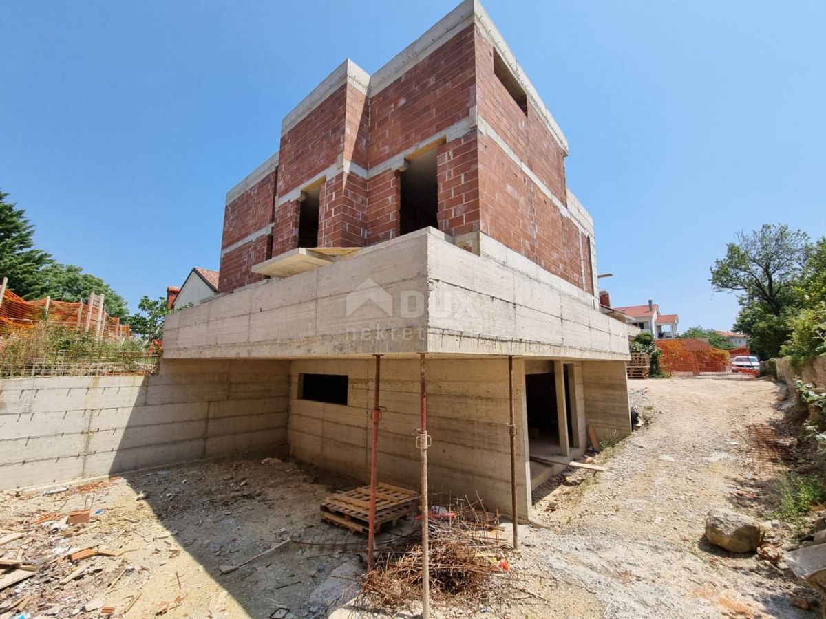 OTOK KRK, MESTO KRK - Trietažni apartma z garažo in pogledom na morje