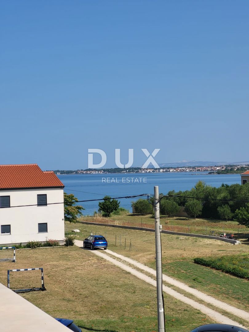 ZADAR, PRIVLAKA - Vrstna hiša z bazenom 100 metrov od morja