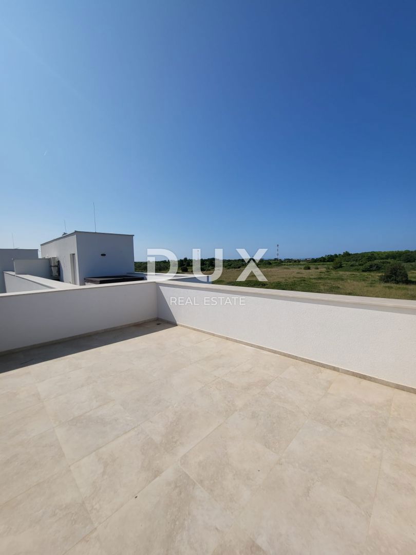 ZADAR, PRIVLAKA - Vrstna hiša z bazenom 100 metrov od morja