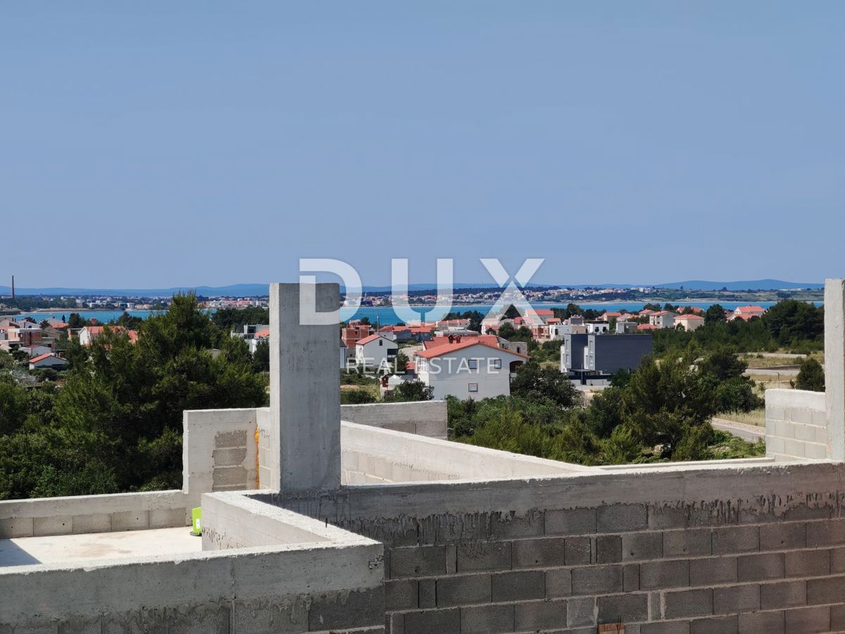 ZADAR, VRSI - Hiša dvojček z zasebnim bazenom in ogromno teraso s pogledom na morje!