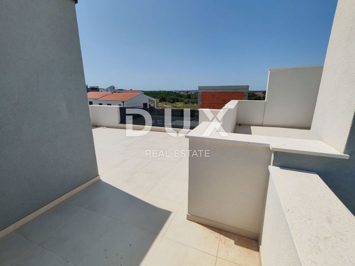 ZADAR, VRSI - Hiša dvojček z zasebnim bazenom in ogromno teraso s pogledom na morje!