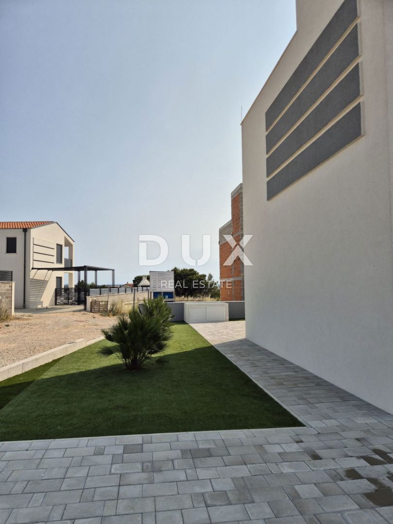 ZADAR, VRSI - Hiša dvojček z zasebnim bazenom in ogromno teraso s pogledom na morje!