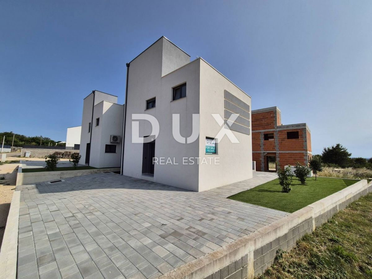 ZADAR, VRSI - Hiša dvojček z zasebnim bazenom in ogromno teraso s pogledom na morje!