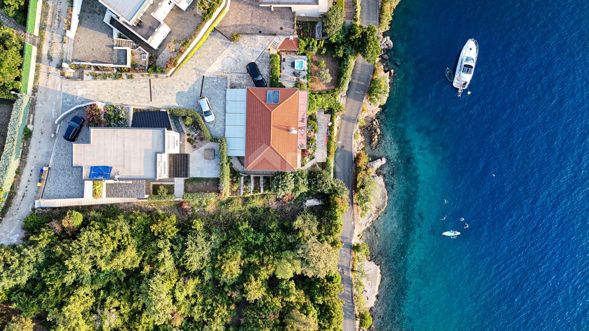 OTOK KRK, OMIŠALJ - 25m od morja! - Hiša z dvema apartmajema z dostopom do same plaže!