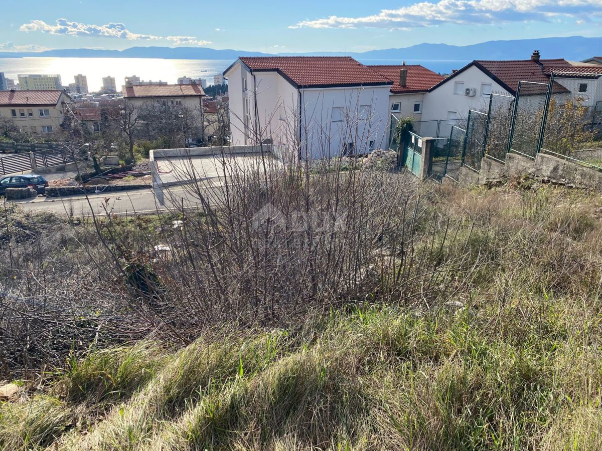 RIJEKA, TRSAT - ZAZIDLJIVO ZEMLJIŠČE S POGLEDOM NA MORJE ZA DRUŽINSKO HIŠO NA ODLIČNI LOKACIJI!!! PRILOŽNOST!!!