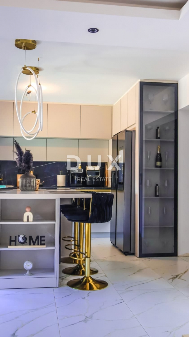 ZADAR, SVETI FILIP I JAKOV - Popolnoma opremljena novogradnja z 220 m2 vrta in pogledom na morje!