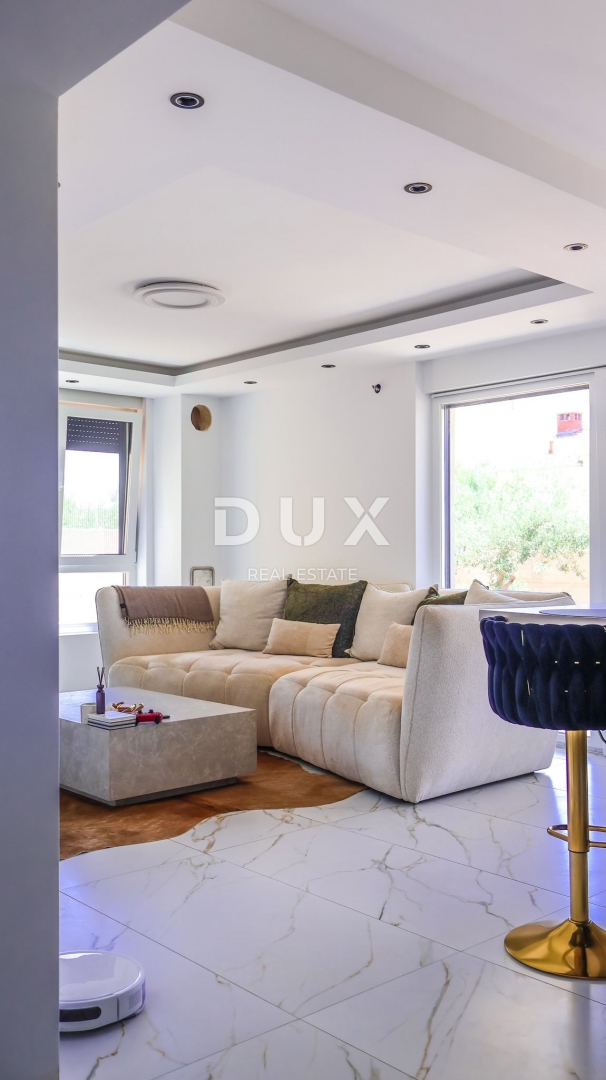 ZADAR, SVETI FILIP I JAKOV - Popolnoma opremljena novogradnja z 220 m2 vrta in pogledom na morje!