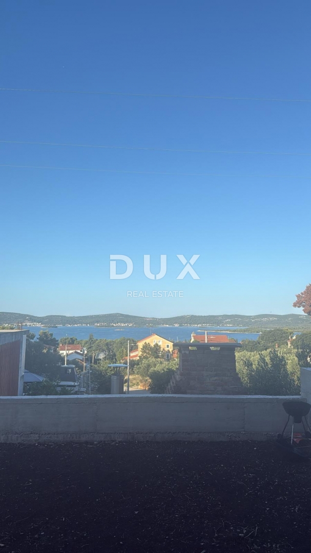 ZADAR, SVETI FILIP I JAKOV - Popolnoma opremljena novogradnja z 220 m2 vrta in pogledom na morje!