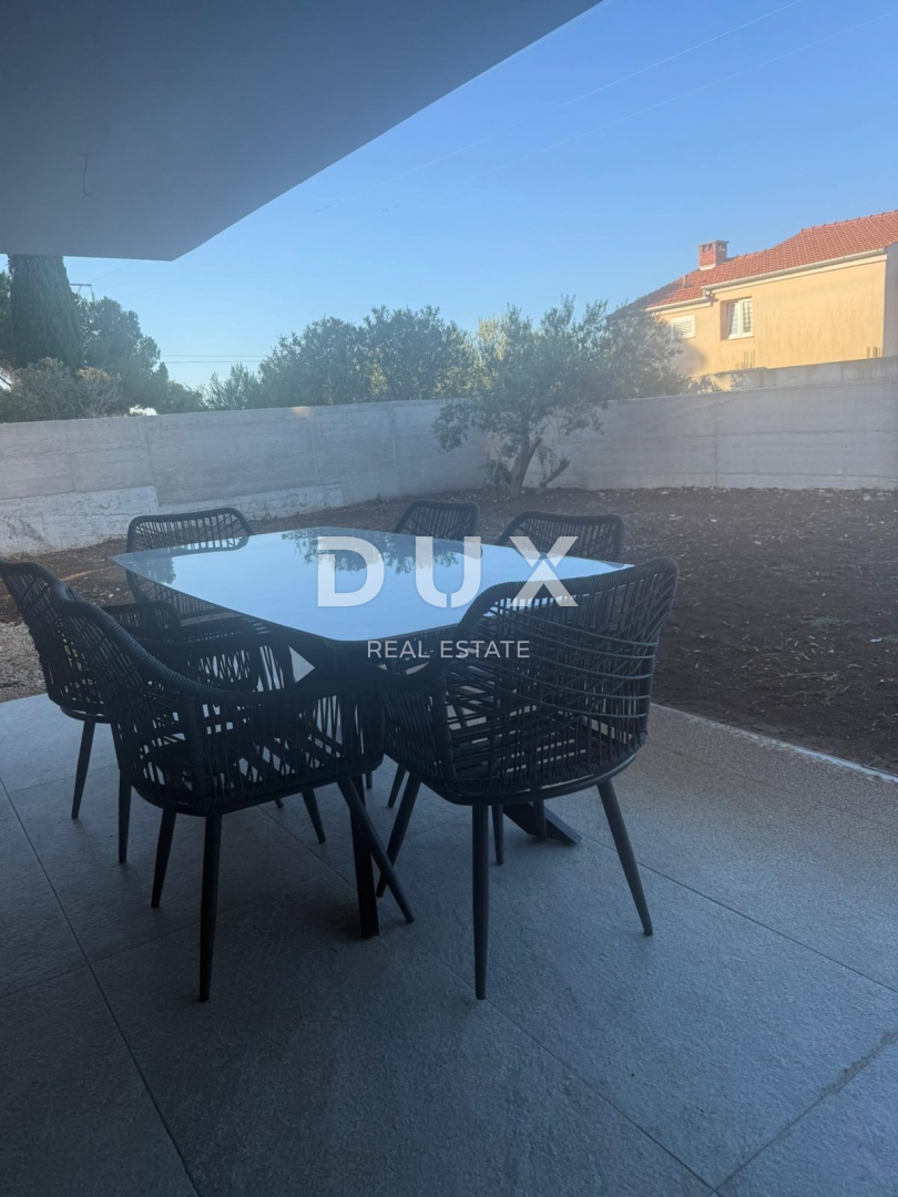 ZADAR, SVETI FILIP I JAKOV - Popolnoma opremljena novogradnja z 220 m2 vrta in pogledom na morje!