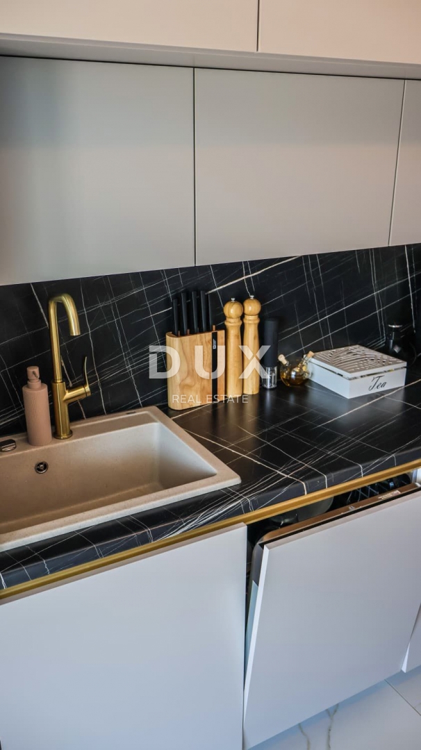 ZADAR, SVETI FILIP I JAKOV - Popolnoma opremljena novogradnja z 220 m2 vrta in pogledom na morje!