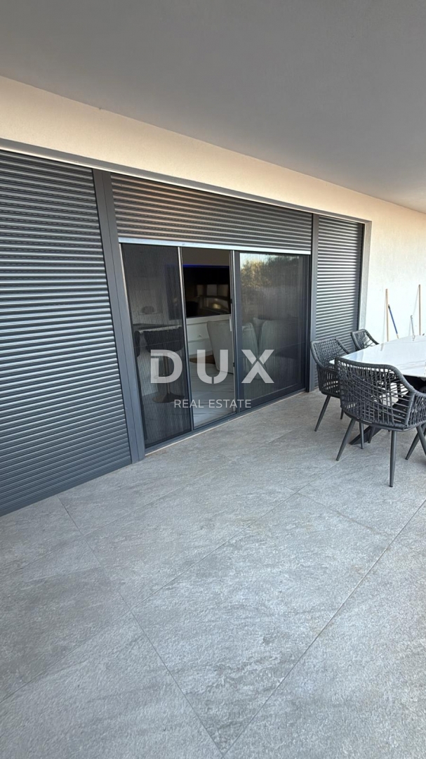 ZADAR, SVETI FILIP I JAKOV - Popolnoma opremljena novogradnja z 220 m2 vrta in pogledom na morje!