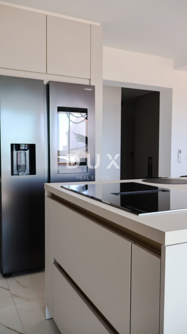 ZADAR, SVETI FILIP I JAKOV - Popolnoma opremljena novogradnja z 220 m2 vrta in pogledom na morje!