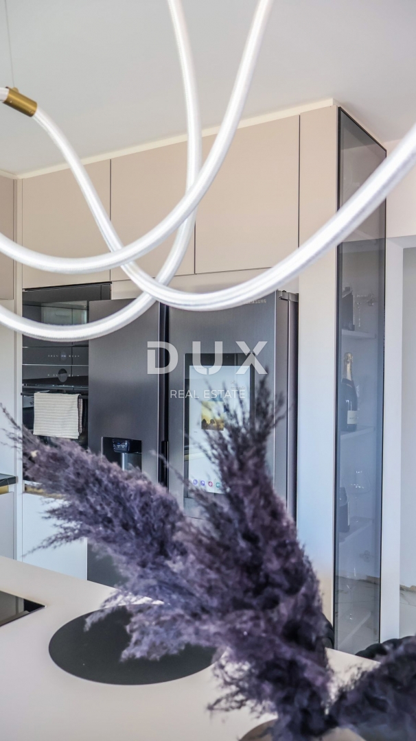 ZADAR, SVETI FILIP I JAKOV - Popolnoma opremljena novogradnja z 220 m2 vrta in pogledom na morje!