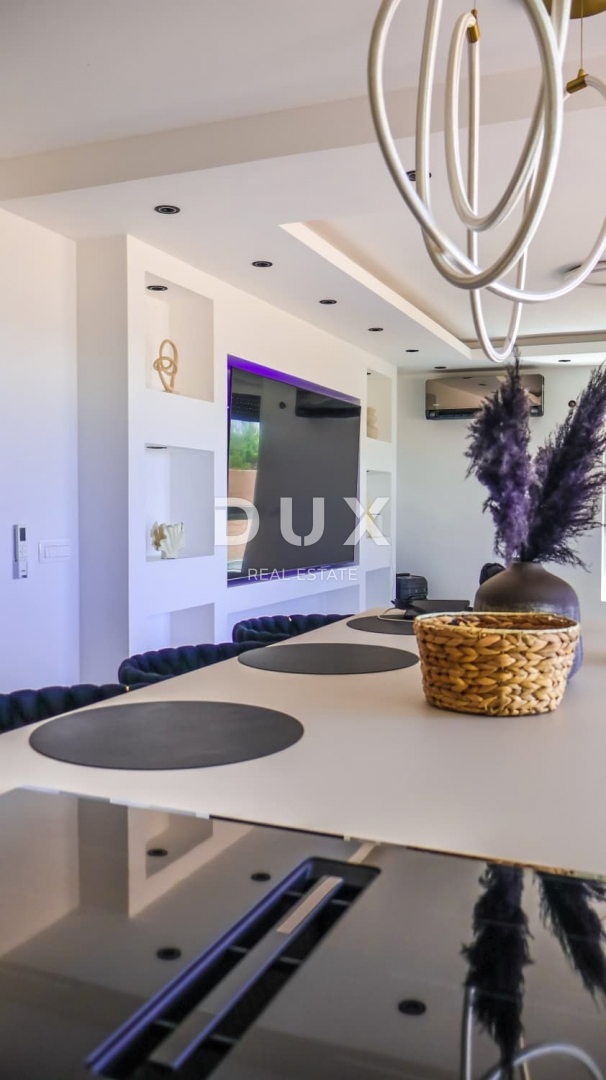 ZADAR, SVETI FILIP I JAKOV - Popolnoma opremljena novogradnja z 220 m2 vrta in pogledom na morje!