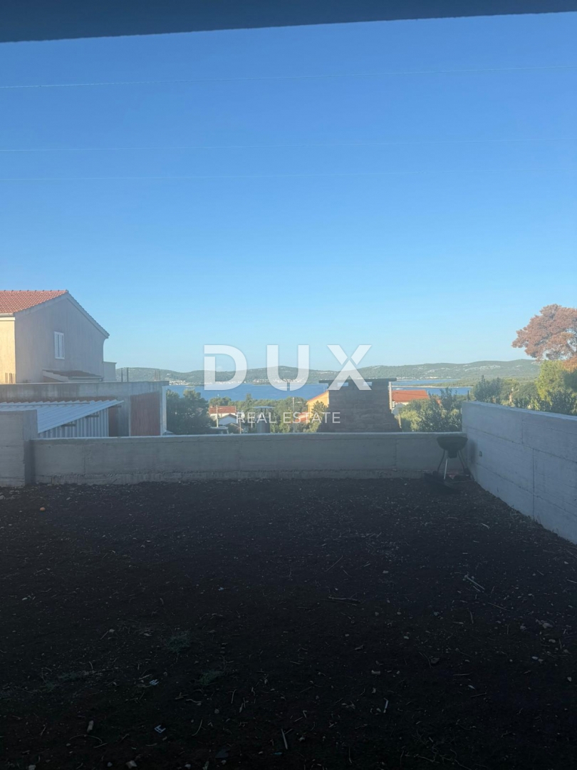 ZADAR, SVETI FILIP I JAKOV - Popolnoma opremljena novogradnja z 220 m2 vrta in pogledom na morje!