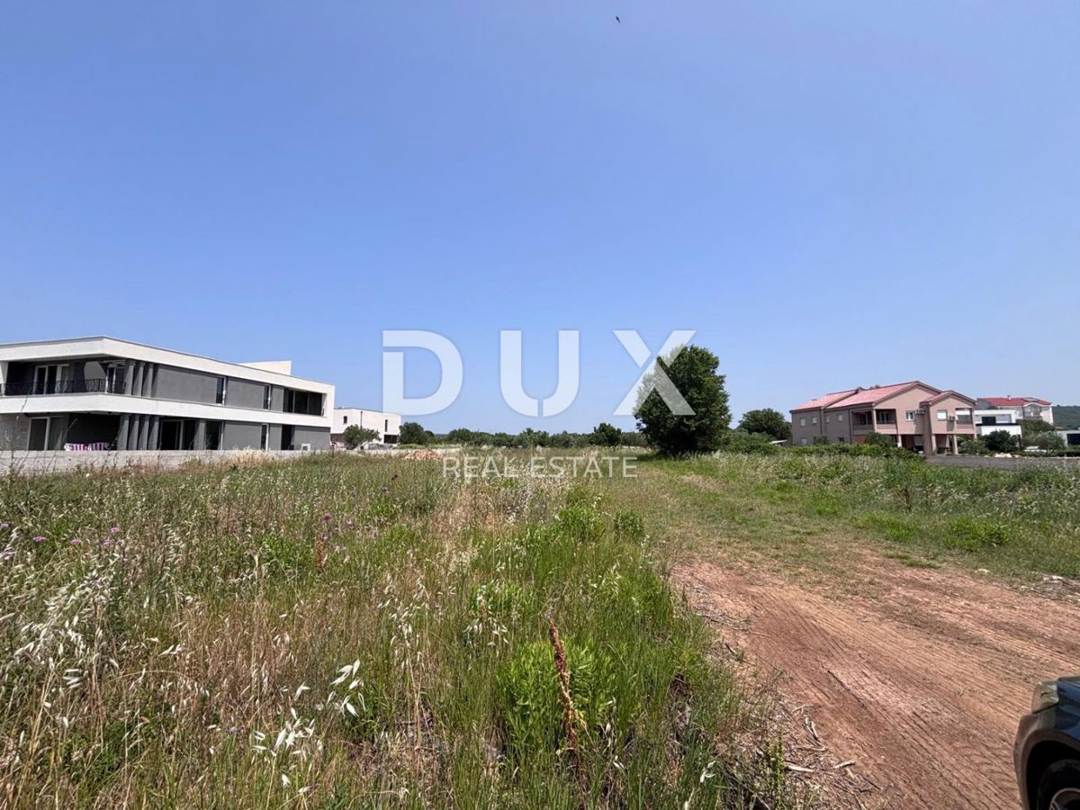 ZADAR, SUKOŠAN - Luksuzna lokacija za gradnjo apartmajev ali vil v Sukošanu, druga vrsta do morja!