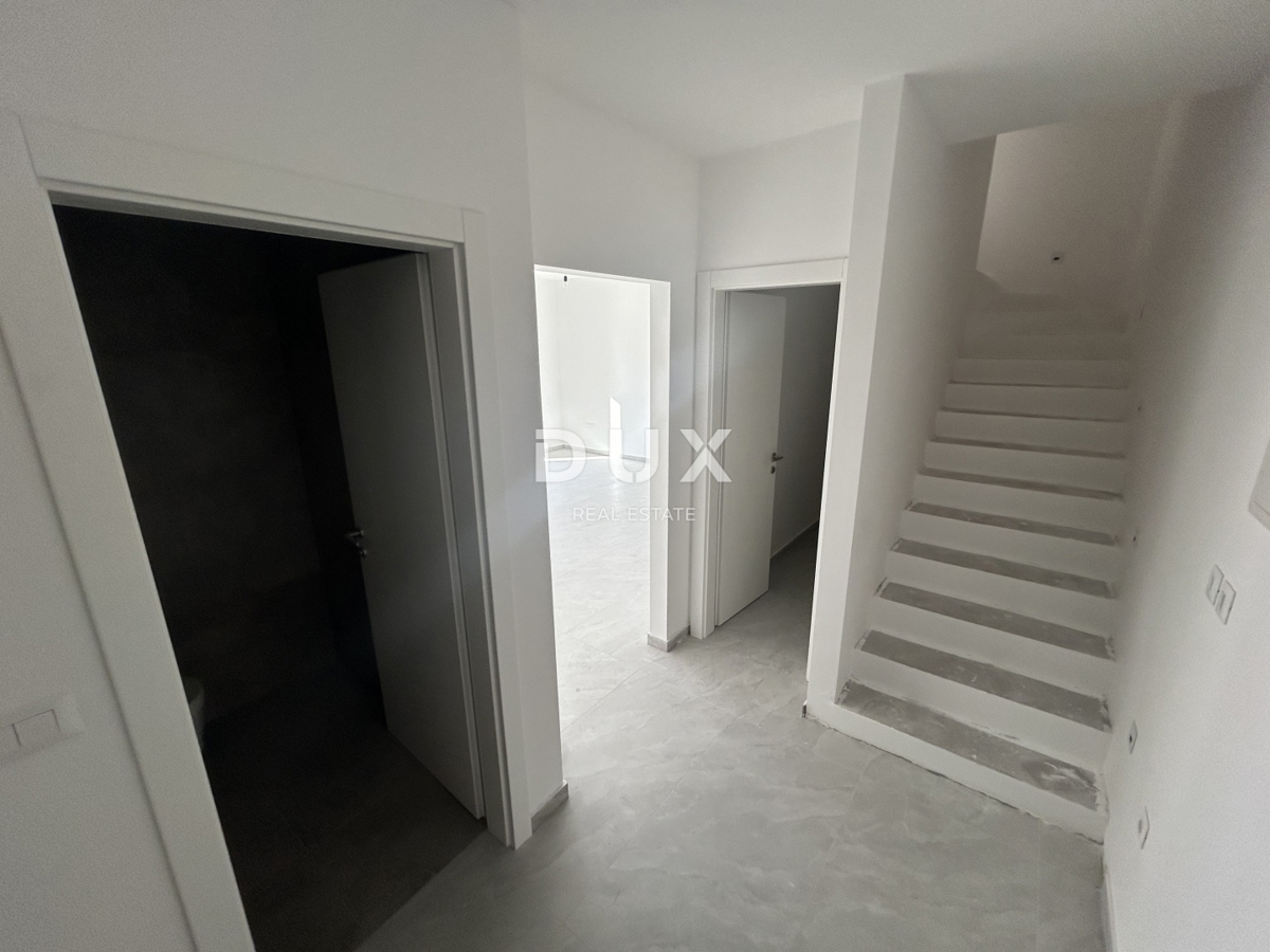 ŠIBENIK, VODICE – Dvostanovanjsko stanovanje z dvoriščem na mirni lokaciji