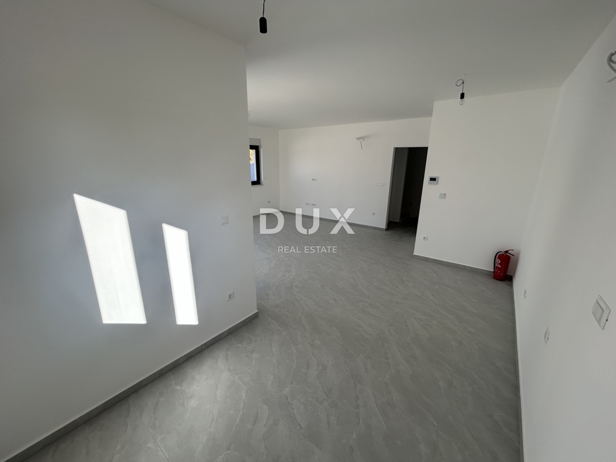 ŠIBENIK, VODICE – Dvostanovanjsko stanovanje z dvoriščem na mirni lokaciji