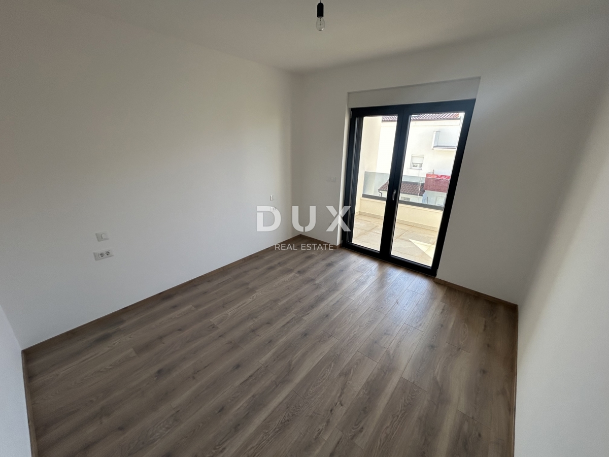 ŠIBENIK, VODICE – Dvostanovanjsko stanovanje z dvoriščem na mirni lokaciji