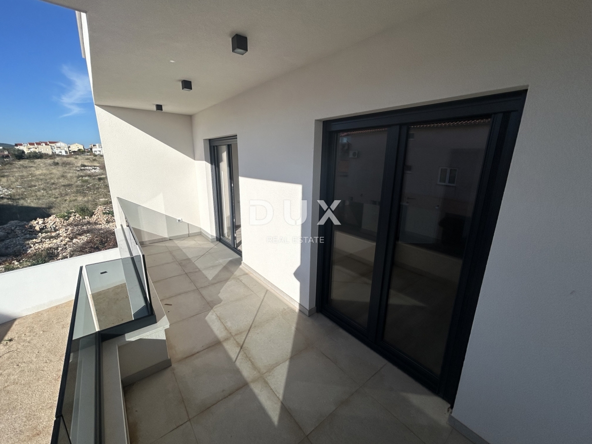 ŠIBENIK, VODICE – Dvostanovanjsko stanovanje z dvoriščem na mirni lokaciji