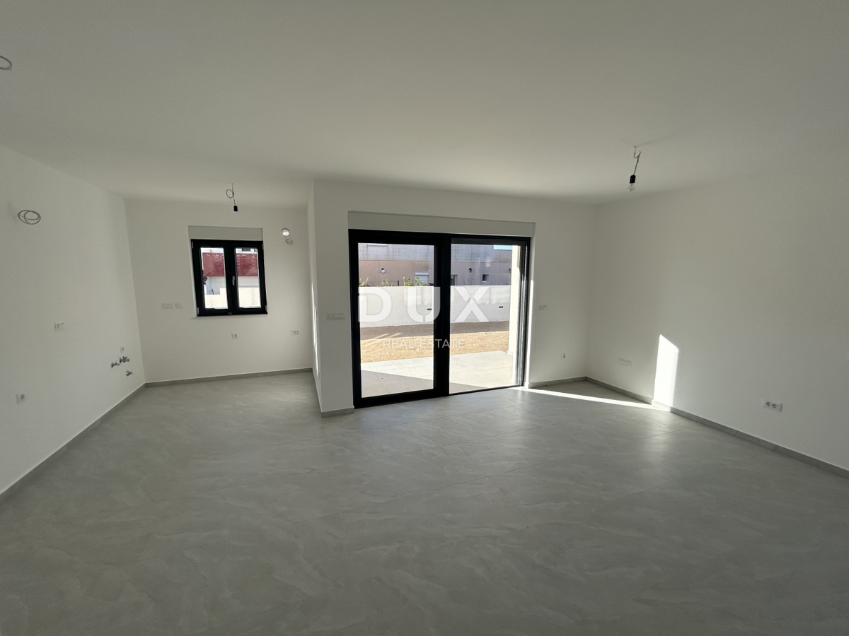 ŠIBENIK, VODICE – Dvostanovanjsko stanovanje z dvoriščem na mirni lokaciji