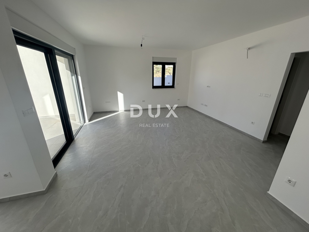 ŠIBENIK, VODICE – Dvostanovanjsko stanovanje z dvoriščem na mirni lokaciji