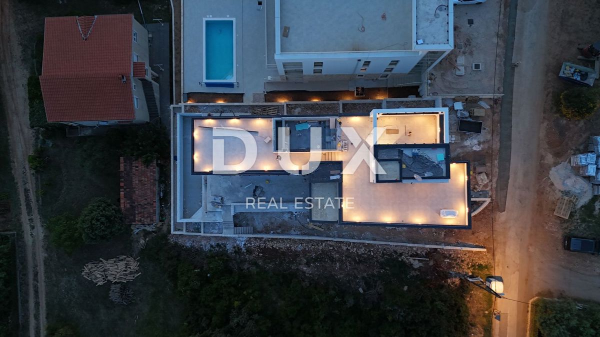 ZADAR, KOŽINO - Edinstven penthouse 100 metrov od plaže s spektakularnim pogledom na morje in ogrevanim bazenom na strešni terasi! S4