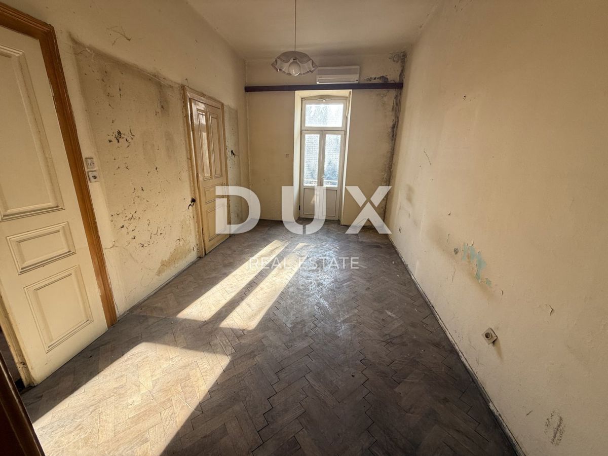 CRIKVENICA - Dvoetažni apartma za prenovo, 1. red do morja!