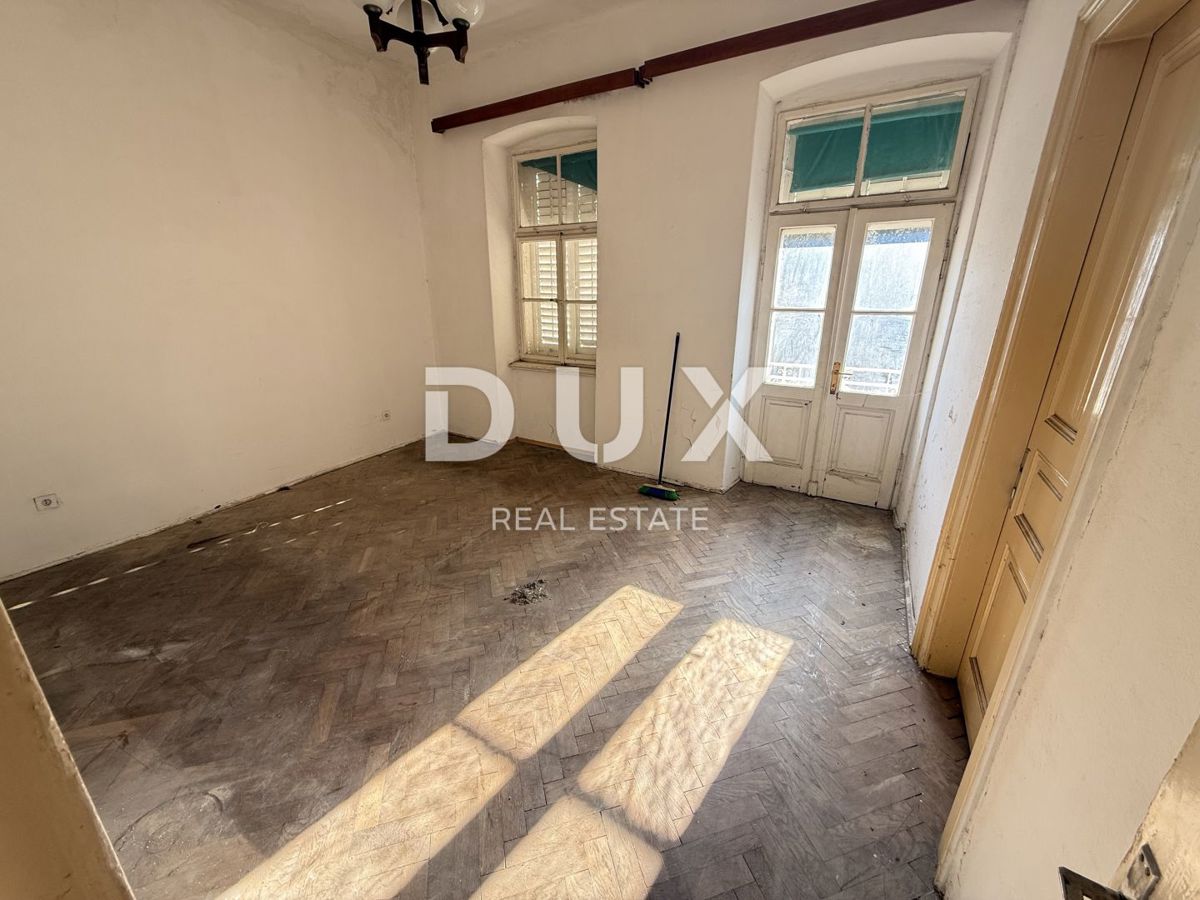 CRIKVENICA - Dvoetažni apartma za prenovo, 1. red do morja!