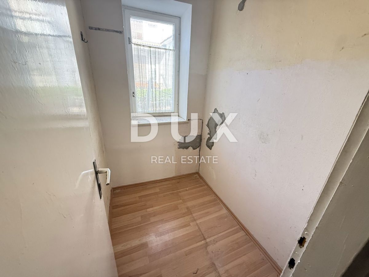 CRIKVENICA - Dvoetažni apartma za prenovo, 1. red do morja!