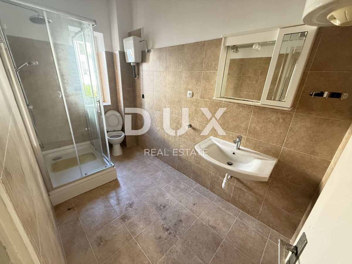 CRIKVENICA - Dvoetažni apartma za prenovo, 1. red do morja!