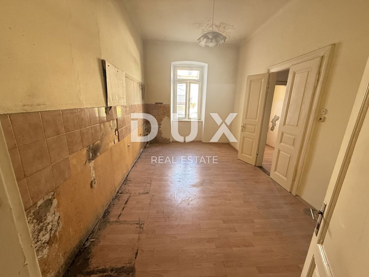 CRIKVENICA - Dvoetažni apartma za prenovo, 1. red do morja!
