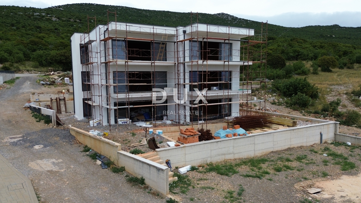 SMOKVICA - 3 spalnice + dnevna soba s skupnim bazenom 60 m od morja v novi stavbi