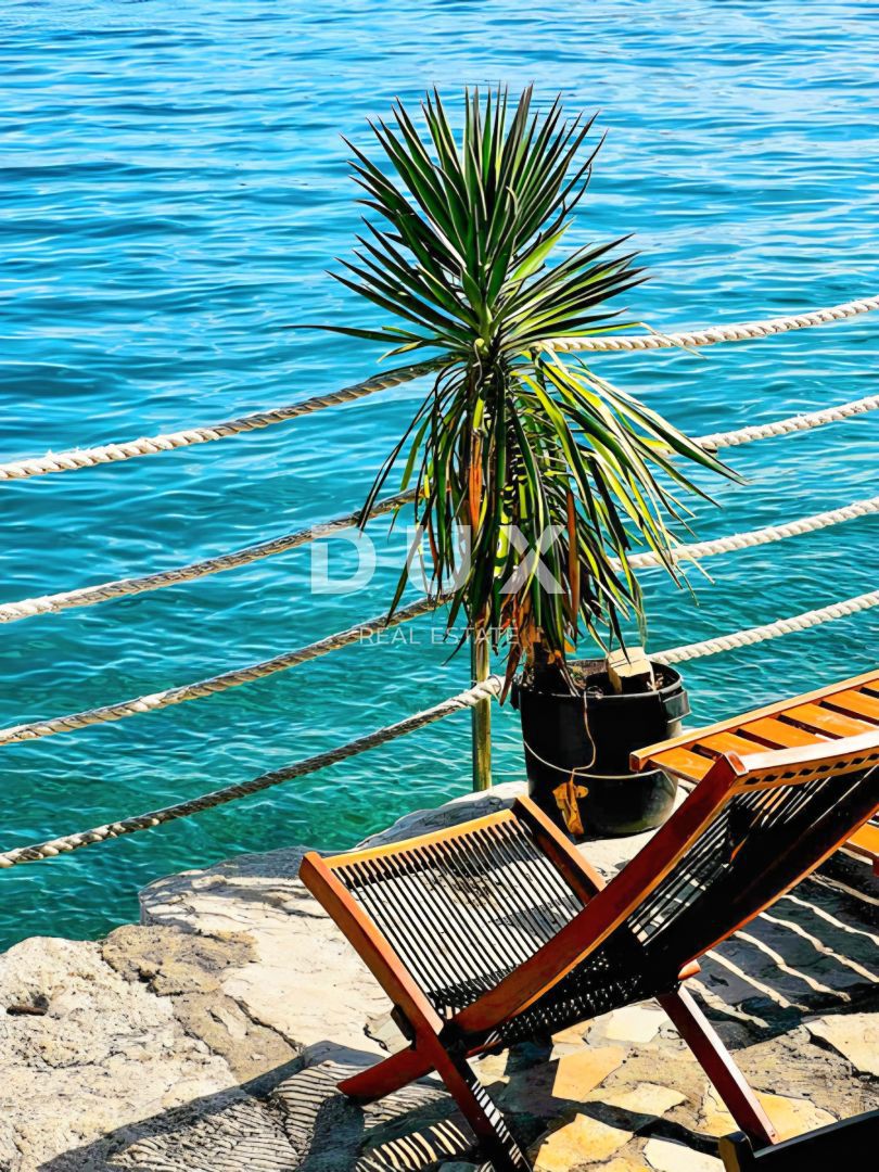 ISTRA, ROVINJ - Stanovanje z 2 spalnicama in 1 kopalnico v prvi vrsti ob morju z zasebno plažo