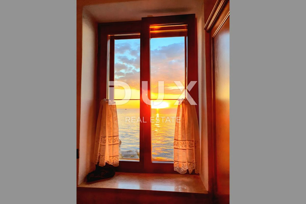 ISTRA, ROVINJ - Stanovanje z 2 spalnicama in 1 kopalnico v prvi vrsti ob morju z zasebno plažo
