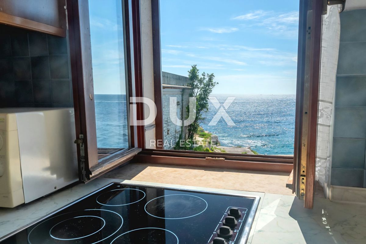 ISTRA, ROVINJ - Stanovanje z 2 spalnicama in 1 kopalnico v prvi vrsti ob morju z zasebno plažo