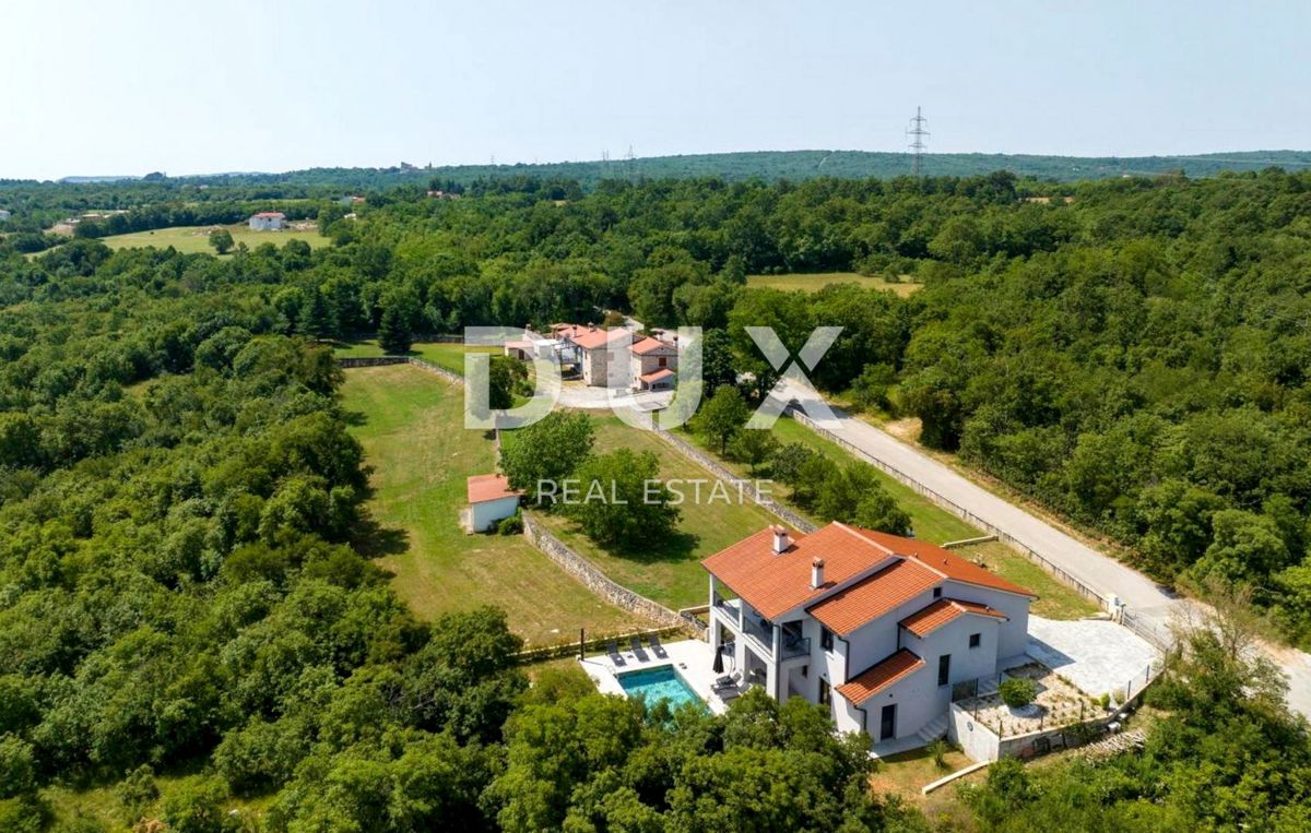 ISTRA, LABIN - Hiša z bazenom na robu vasi
